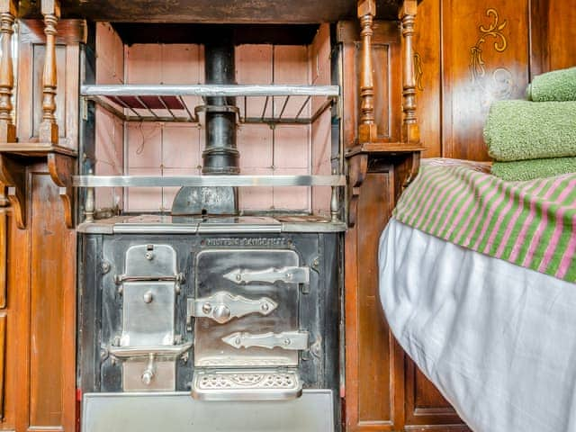 Double bedroom in the Showman&rsquo;s Wagon | Peaceful Travelers Rest - Mossop Farm Cottages, Marshchapel, near Louth