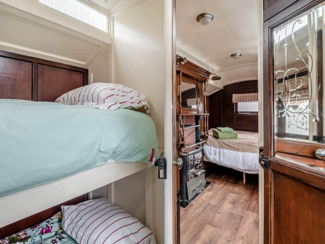 Bunk Bedroom in the Showman&rsquo;s Wagon | Peaceful Travelers Rest - Mossop Farm Cottages, Marshchapel, near Louth