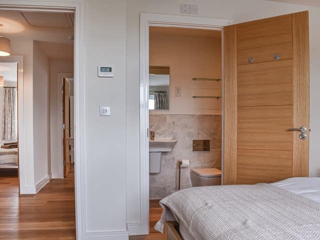 Bedroom 1 en-suite | Burrows Ridge, Appledore