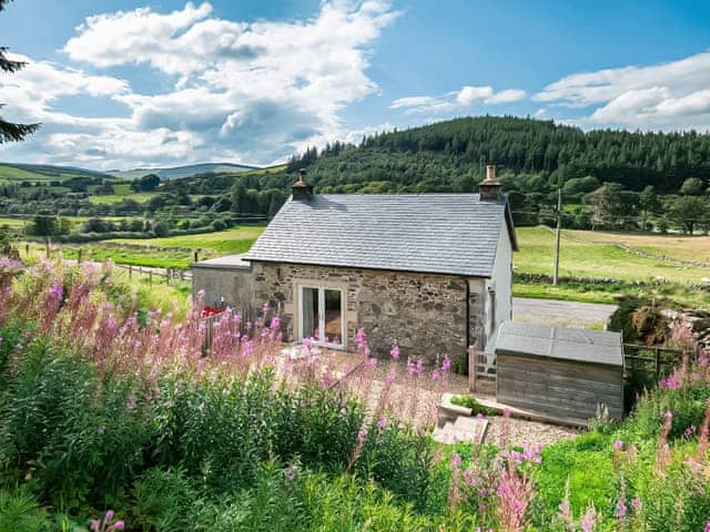 Delightful holiday home in a picturesque setting | Nettlebush Cottage - Drumelzier Place Farm, Drumelzier, near Peebles