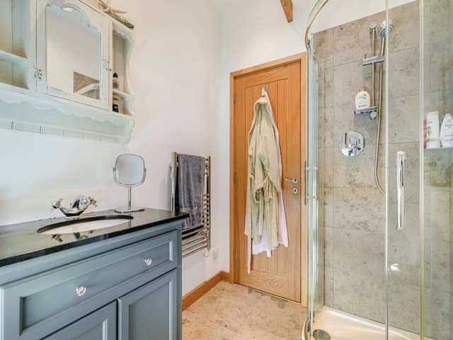 En-suite bathroom | Myrtle Cottage, St Just-in-Roseland, near St Mawes