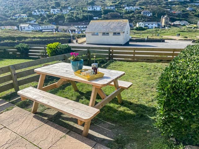 Sitting-out-area | Kippy Cottage, Porthtowan