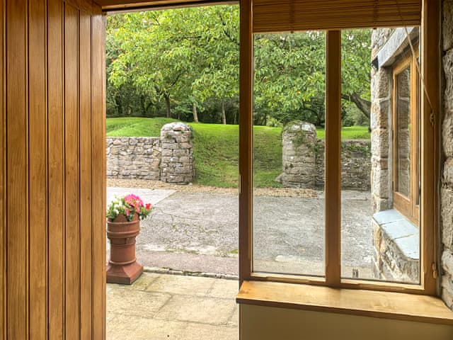 View of front garden | Ringslade Barn and Cinema, Highweek, near Newton Abbot