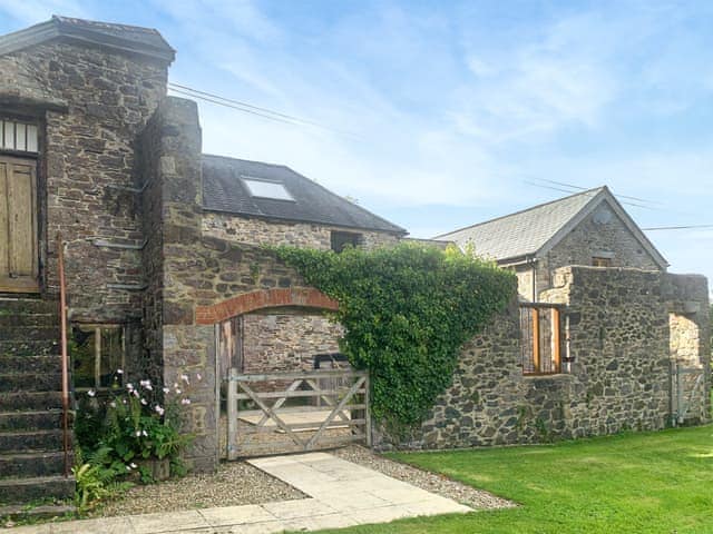 Exterior view of private courtyard | Ringslade Barn and Cinema, Highweek, near Newton Abbot