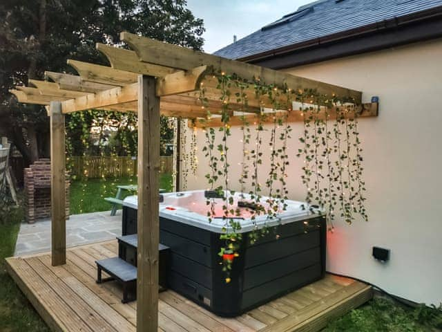 Hot tub | HeatherdeneFern Cottage, Wilberfoss, near York