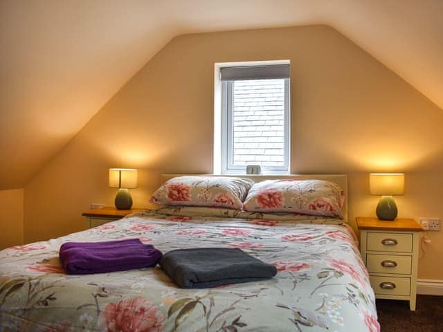 Double bedroom | Winnies Cottage - Black Swan Cottages, Belford