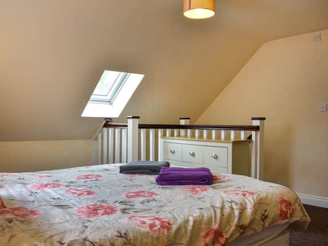 Double bedroom | Winnies Cottage - Black Swan Cottages, Belford