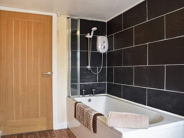 Bathroom | Winnies Cottage - Black Swan Cottages, Belford