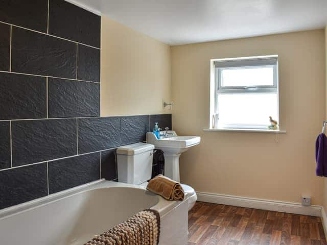 Bathroom | Winnies Cottage - Black Swan Cottages, Belford