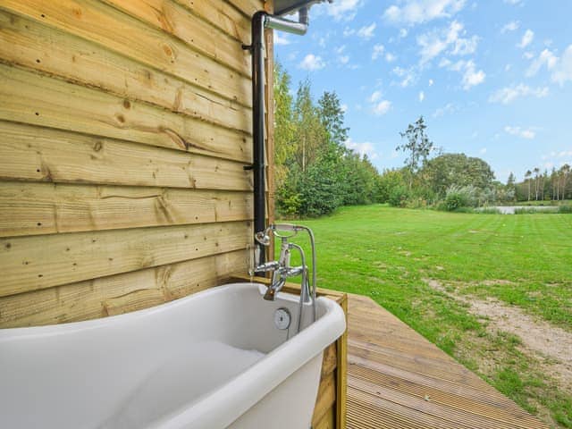 Outdoor bath | Stillwater, Rockland St Peter