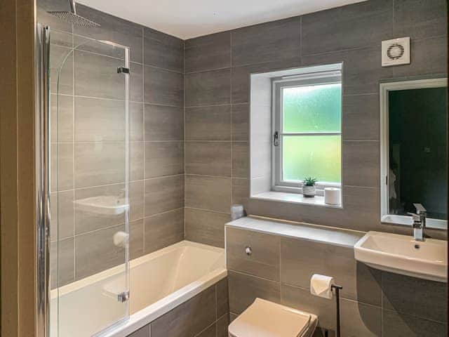 Bathroom | Nixey Cottage, Frieth, near Henley-on-Thames