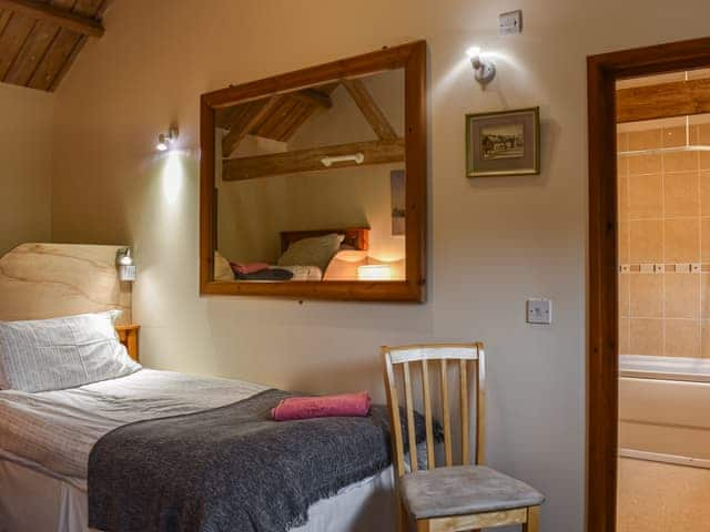 Twin bedroom | The Bull Pen - Compton Farm Cottages, Compton, near Chichester