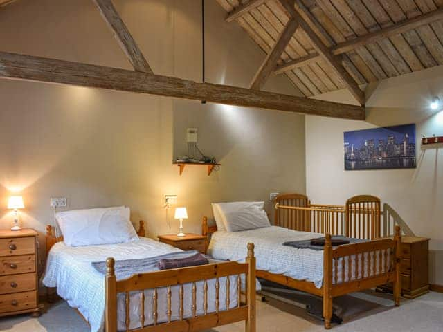 Twin bedroom | The Bull Pen - Compton Farm Cottages, Compton, near Chichester