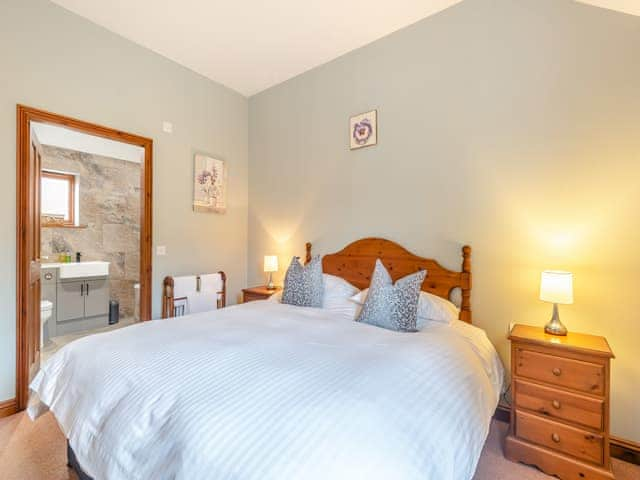 Double bedroom | Oak Cottage - Grange Farm Park, Louth