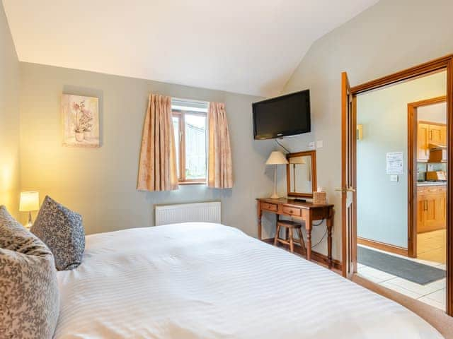 Double bedroom | Oak Cottage - Grange Farm Park, Louth