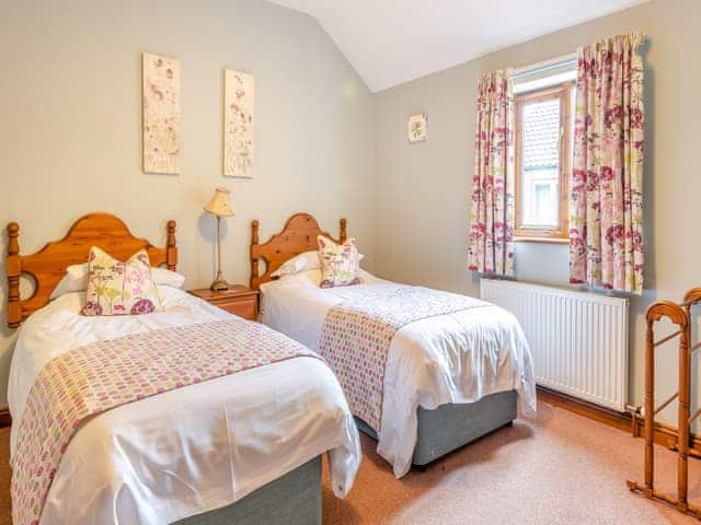 Twin bedroom | Oak Cottage - Grange Farm Park, Louth