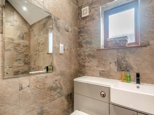 Bathroom | Oak Cottage - Grange Farm Park, Louth