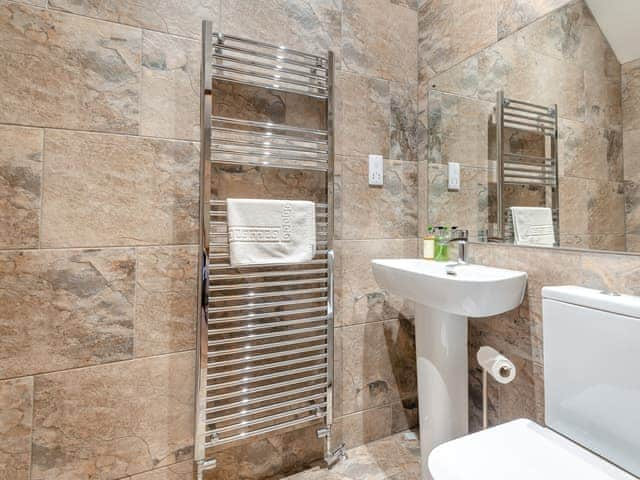 Bathroom | Oak Cottage - Grange Farm Park, Louth