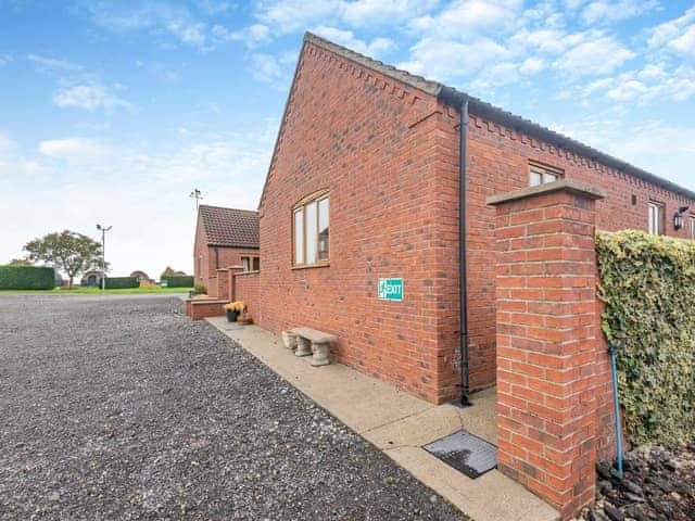 Exterior | Oak Cottage - Grange Farm Park, Louth