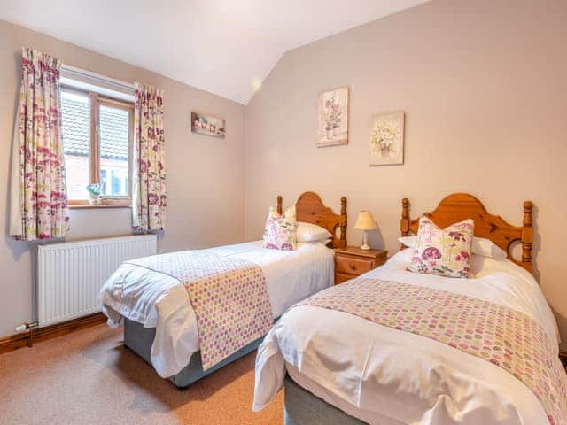 Twin bedroom | Ash Cottage - Grange Farm Park, Louth