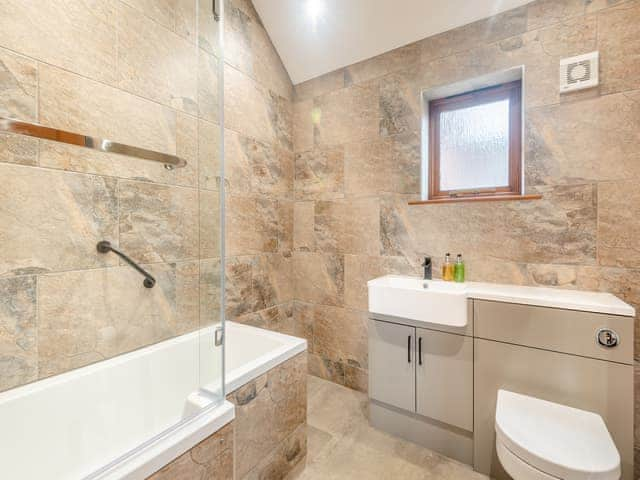 Bathroom | Ash Cottage - Grange Farm Park, Louth