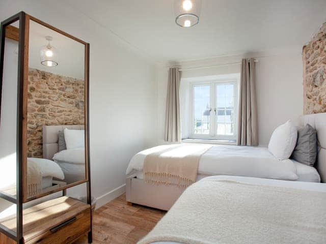 Twin bedroom | Harlequin Cottage, St Austell