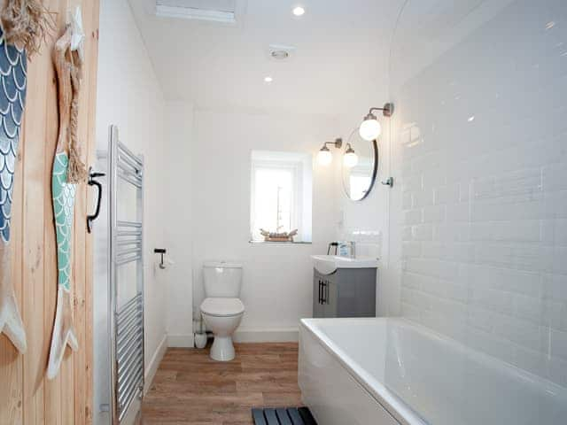 Bathroom | Harlequin Cottage, St Austell