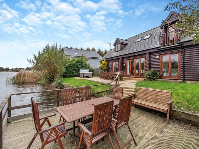 Beautiful holiday home with views over the lake | Waters Reach, Pentney