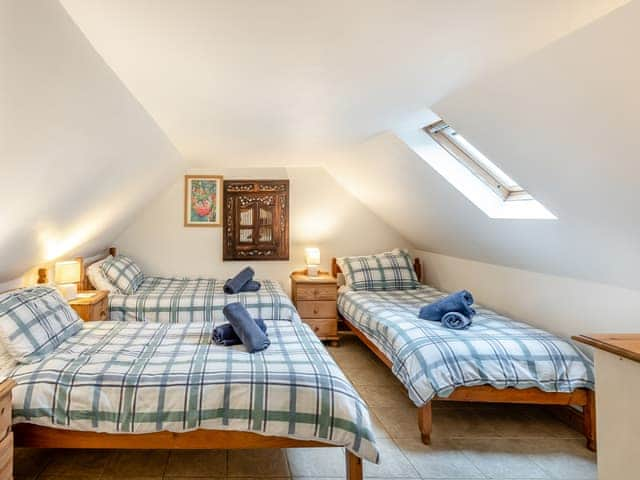 Triple bedroom with access via to the twin bedroom | Waters Reach, Pentney