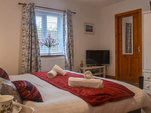 Double bedroom | Oak Tree Cottage, Fence