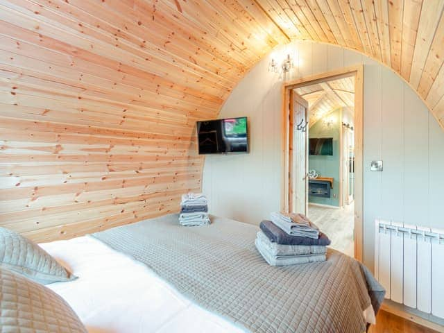 Double bedroom | The Hive - Brookfields Holiday Farm, Church Broughton, near Derby