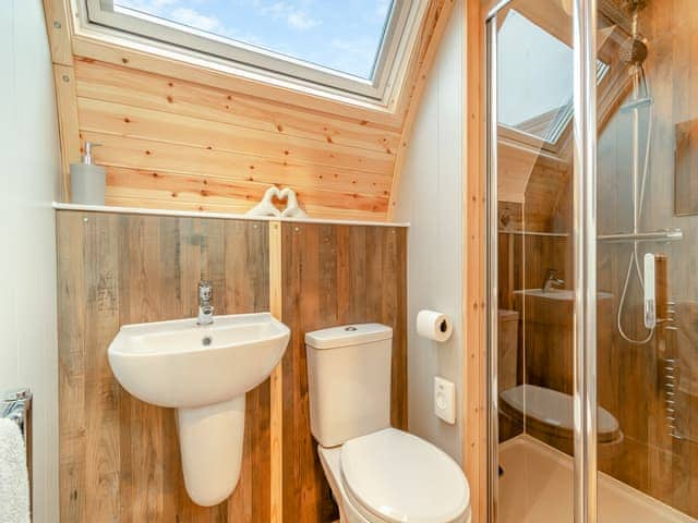 Bathroom | The Hive - Brookfields Holiday Farm, Church Broughton, near Derby