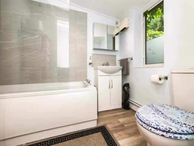 Bathroom | Burwood Cottage, Chalkhouse Green, near Reading