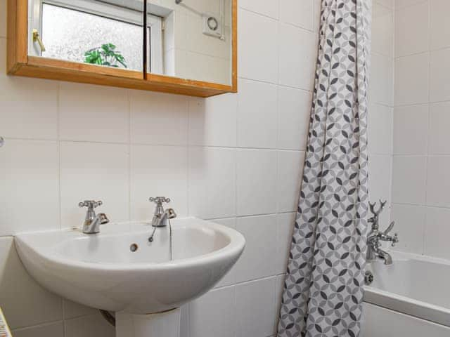 Bathroom | Winsbeer Cottage, Buckland Monachorum