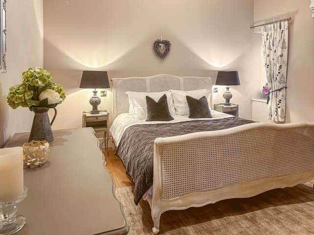 Bedroom with superking size bed | Sykelands Cottage - Sykelands Grange Cottages, Dalton near Richmond