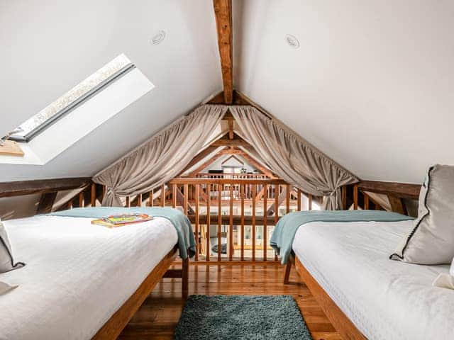 Twin bedroom | The Cart House, Bishop&rsquo;s Waltham