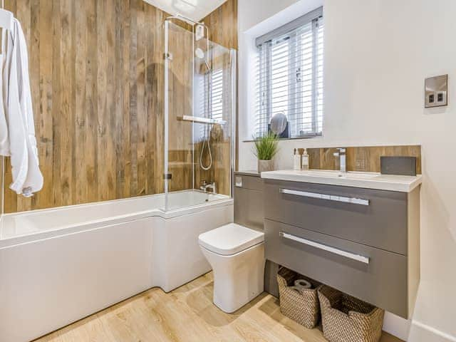 Bathroom | Mouse Croft - Plas Cerrig Luxury Barns, Llanymynech