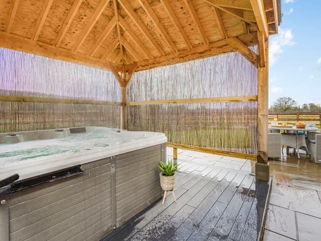 Hot tub | Mouse Croft - Plas Cerrig Luxury Barns, Llanymynech