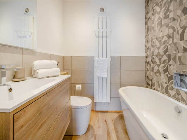 Bathroom | Pheasants Folly - Plas Cerrig Luxury Barns, Llanymynech