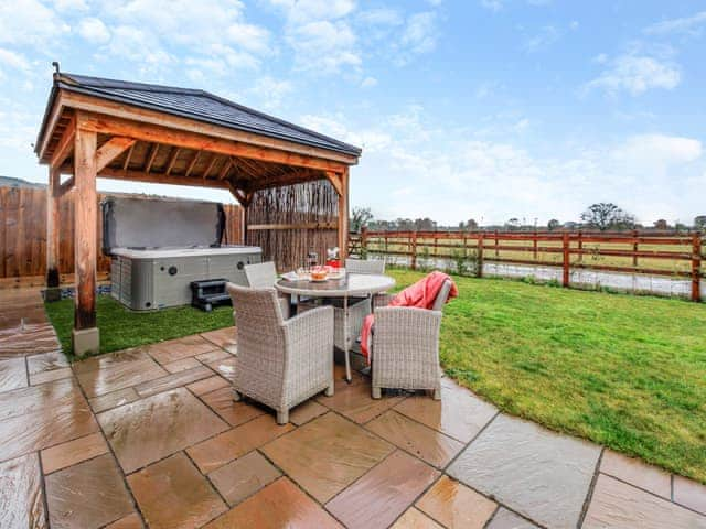 Sitting-out-area | Pheasants Folly - Plas Cerrig Luxury Barns, Llanymynech