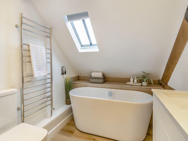 Bathroom | Hares Hollow - Plas Cerrig Luxury Barns, Llanymynech