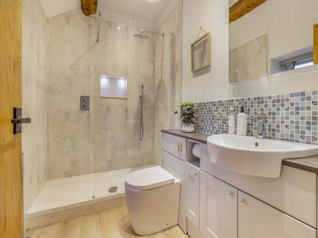 Bathroom | Hares Hollow - Plas Cerrig Luxury Barns, Llanymynech