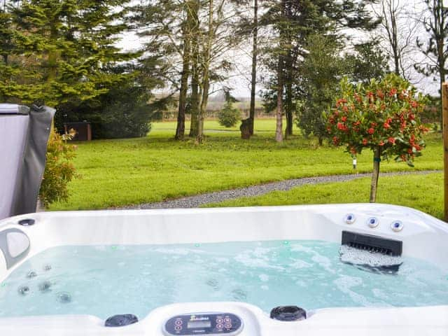 Hot tub | Blue Bell - Martindale Shepherds Huts, Pocklington