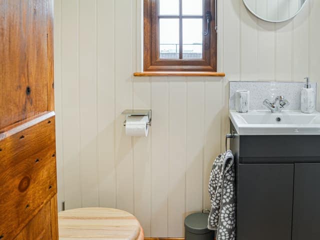 Shower room | Blue Bell - Martindale Shepherds Huts, Pocklington