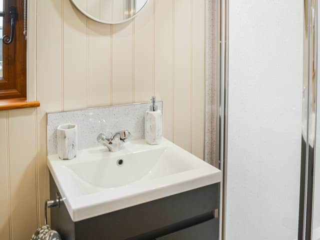 Shower room | Blue Bell - Martindale Shepherds Huts, Pocklington