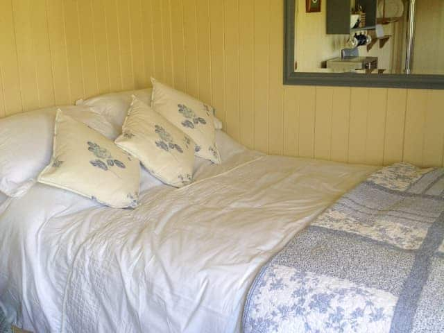 Double bedroom | Beeches Shepherd Hut, Harleston