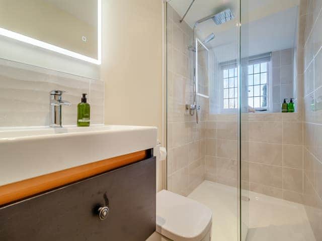 Shower ensuite in Wren | The Farmhouse - Wash Farm Barns, Banham