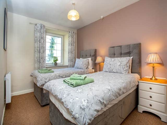 Twin bedroom | Higher Trewithen Holiday Cottages- The Weavers - Higher Trewithen Holiday Cottages, Sithians, near Falmouth