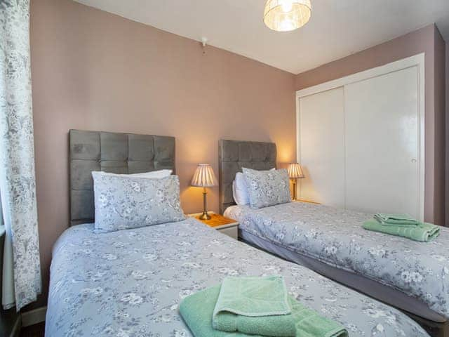 Twin bedroom | Higher Trewithen Holiday Cottages- The Weavers - Higher Trewithen Holiday Cottages, Sithians, near Falmouth