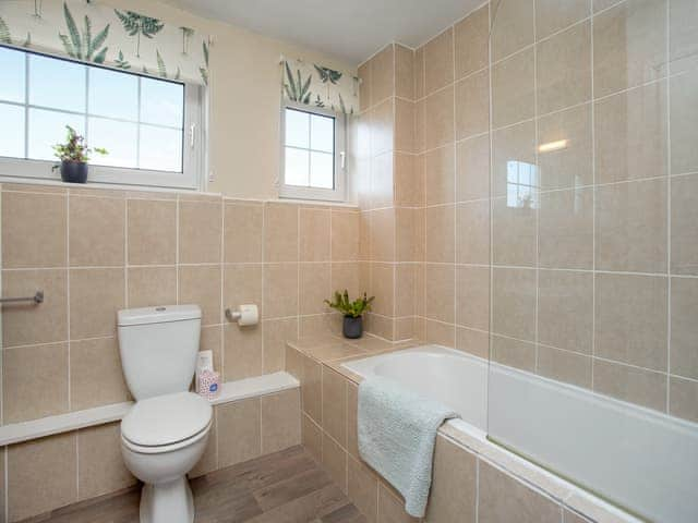 Bathroom | Higher Trewithen Holiday Cottages- The Weavers - Higher Trewithen Holiday Cottages, Sithians, near Falmouth